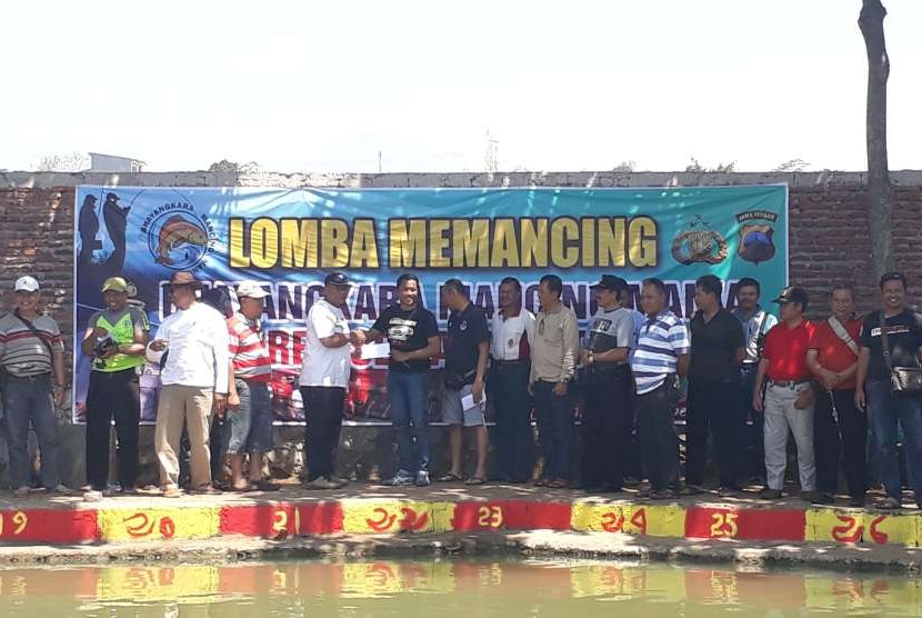 Kapolres Semarang menyerahkan hadiah kepada para juara lomba memancing bagi jajaran Polres Semarang.