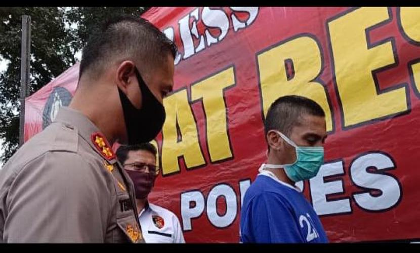 Kapolres Subang AKBP Teddy Fanani mengatakan pelaku AS alias Pelor (37) dalam pengaruh minumal beralkohol saat berkendara dan sengajak menabrak anggota polisi hingga meninggal.