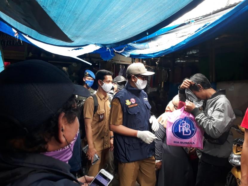 Kapolres Sukabumi Kota AKBP Sumarni dan Wali Kota Sukabumi Achmad Fahmi memimpin upaya penertiban penggunaan masker di sejumlah tempat keramaian, Senin (24/8)