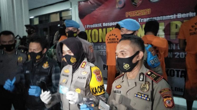Kapolres Sukabumi Kota AKBP Sumarni merilis kasus pengungkapan pencurian ganjal ATM di Mapolres Sukabumi Kota, Rabu (3/2) malam.