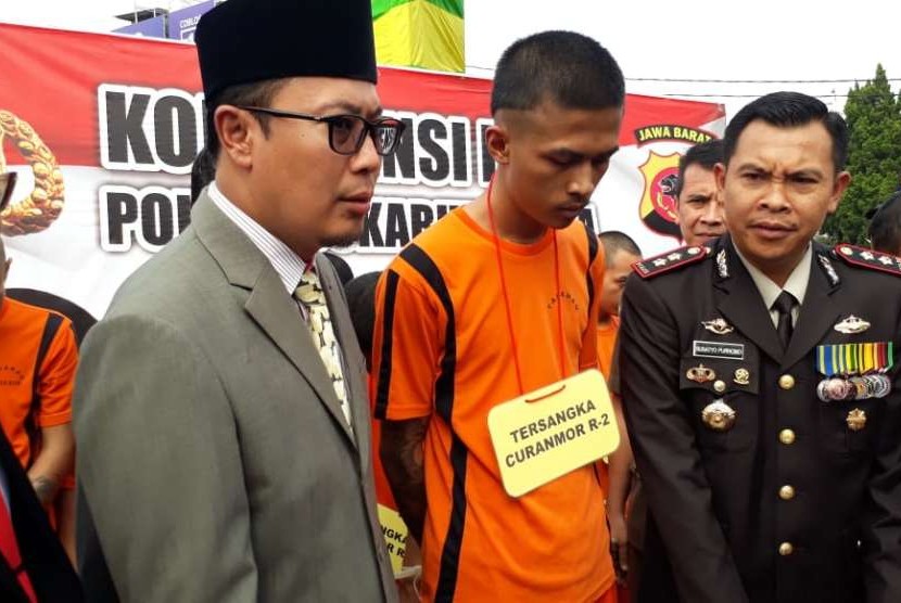 Kapolres Sukabumi Kota AKBP Susatyo Purnomo Condro dan Wali Kota Sukabumi Achmad Fahmi menyampaikan keteranga mengenai pengungkapan puluhan kasus pencurian di Sukabumi di Jalan Ahmad Yani Kamis (4/10).