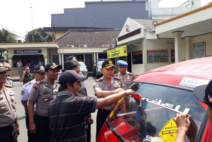  Kapolres Sukabumi Kota AKBP Susatyo Purnomo Condro melihat pelepasan stiker komunitas angkot untuk mencegah kekerasan di Mapolres Sukabumi Kota, Kamis (6/9). 