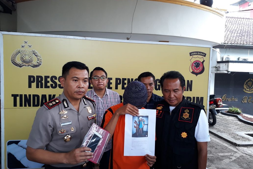 Kapolres Sukabumi Kota AKBP Susatyo Purnomo Condro merilis penangkapan seorang warga yang memposting ujaran kebencian di media sosial di Mapolres Sukabumi Kota Sabtu (3/3).