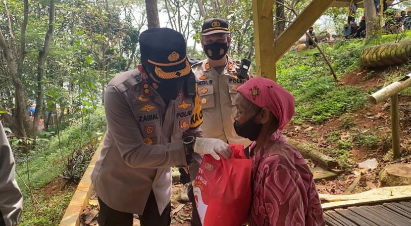 Kapolres Sukabumi Kota AKBP SY Zainal Abidin memberikan paket sembako kepada warga di sekitar TPA sampah di Kecamatan Lembursitu, Rabu (22/9)