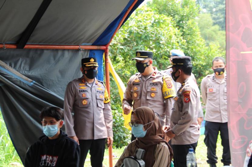 Kapolres Sukabumi Kota AKBP SY Zainal Abidin meninjau vaksinasi di gerai vaksin Polres Sukabumi Kota, Senin (9/8).