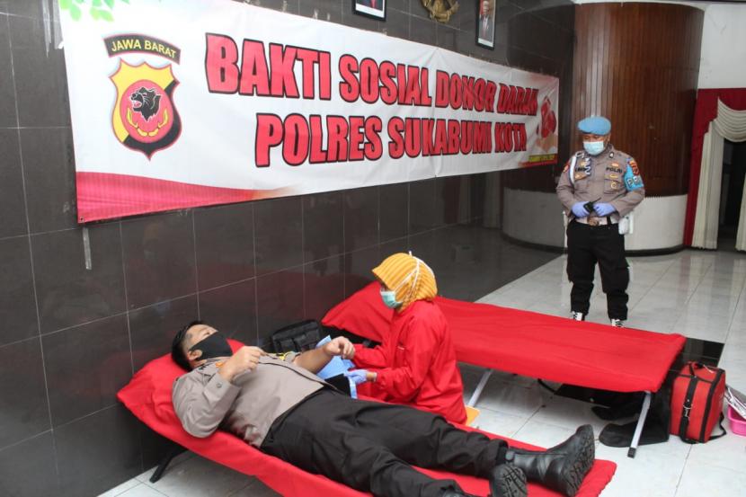 Kapolres Sukabumi Kota AKBP Wisnu Prabowo ikut mendonorkan darahnya dalam aksi bakti sosiao donor darah di Mapolres Sukabumi Kota, Selasa (14/4).