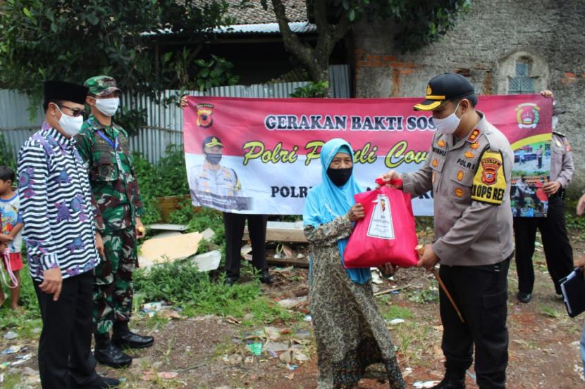 Kapolres Sukabumi Kota AKBP Wisnu Prabowo membagikan paket sembako kepada warga kurang mampu di Kecamatan Warudoyong, Jumat (15/5)