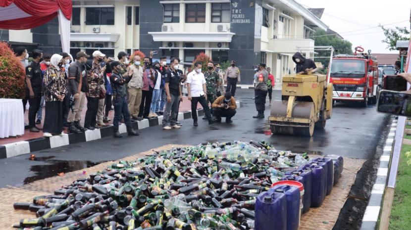 Kapolres Sumedang, AKBP Eko Prasetyo memimpin pemusnahan minuman keras dan sikaturahmi Kamtibmas di Mapolres.