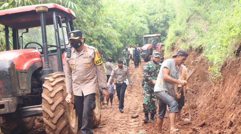 Kapolres Sumedang, AKBP Eko Prasetyo meninjau perbaikan jalan desa yang ambles di Kecamatan Pamulihan.