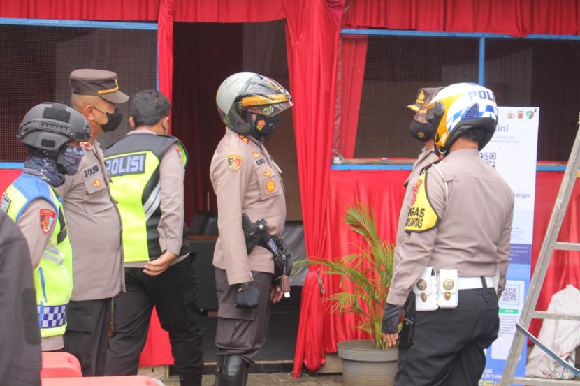 Kapolres Sumedang AKBP Eko Prasetyo saat melakukan pengecekan posko pengamanan di wilayah Polsek Cimanggung