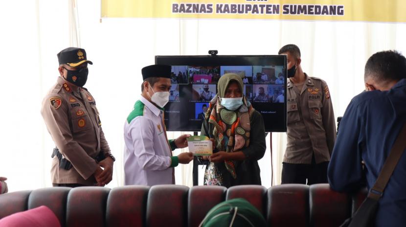 Kapolres Sumedang, AKBP Eko Prasetyo, saat peresmian rutilahu hasil kerjasama dengan Baznas Kabupaten sumedang.