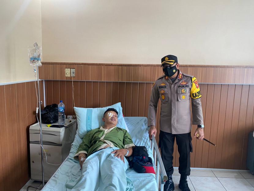 Kapolres Sumedang, Eko Prasetyo saat menjenguk Husni Nursyaf, kontributor Metro TV yang menjadi korban pemukulan anggota polisi saat pertandingan sepakbola persahabatan.