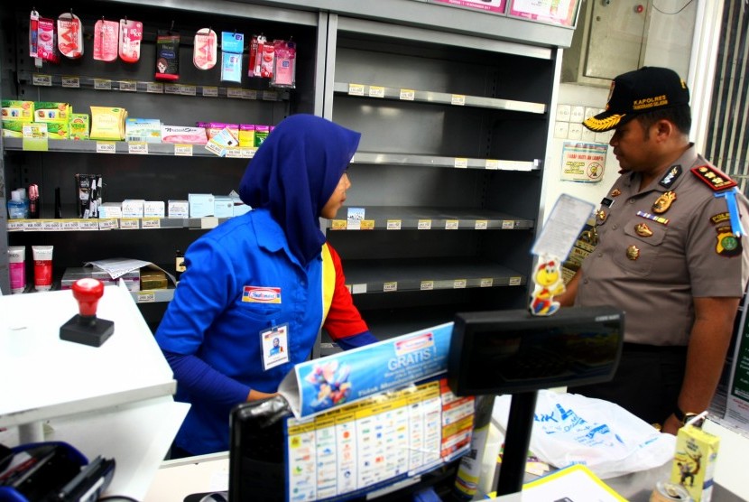 Minimarket di Pondok Cabe, Tangerang Selatan. Jumlah minimarket di Tangsel sudah ribuan unit dan mengepung pasar tradisional.