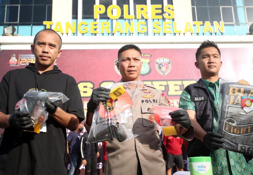 Kapolres Tangerang Selatan AKBP Sarly Sollu (tengah) didampingi Kasubdit Jatanras Direskrimum Polda Metro Jaya AKBP Panjiyoga (kiri) dan Kasat Reskrim AKP Aldo Primananda (kanan).