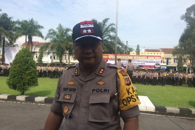 Kapolres Tasikmalaya Kota AKBP Febry Kurniawan Ma'ruf melepas ratusan personelnya untuk mengamankan lokasi TPS di Tasikmalaya, Ahad (14/4).