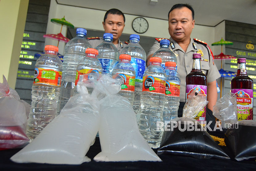 Polisi menunjukkan sampel minuman keras oplosan (ilustrasi)
