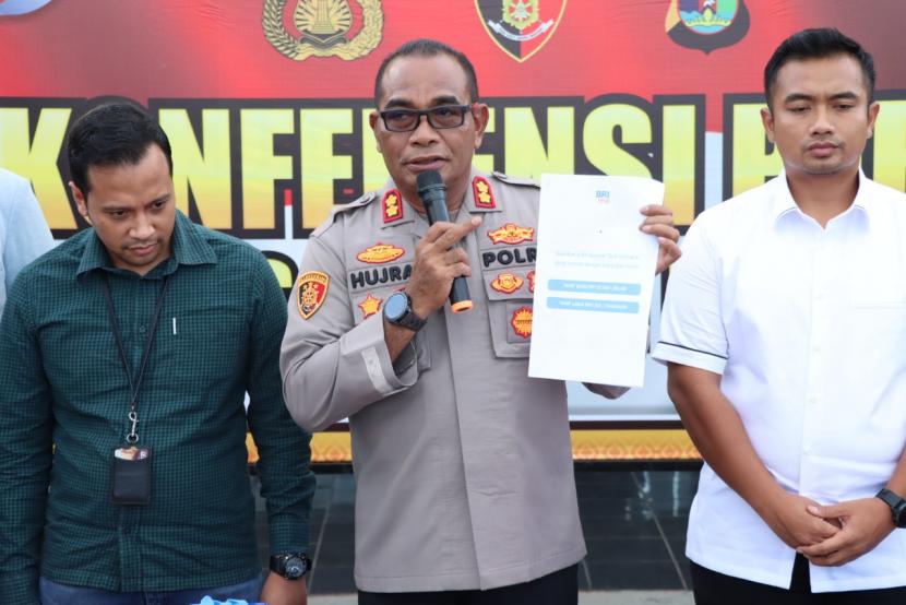 Kapolres Tulang Bawang, Polda Lampung, AKBP Huzra Soumena saat rilia kasus penipuan mengatasnamakan Bank BRI.