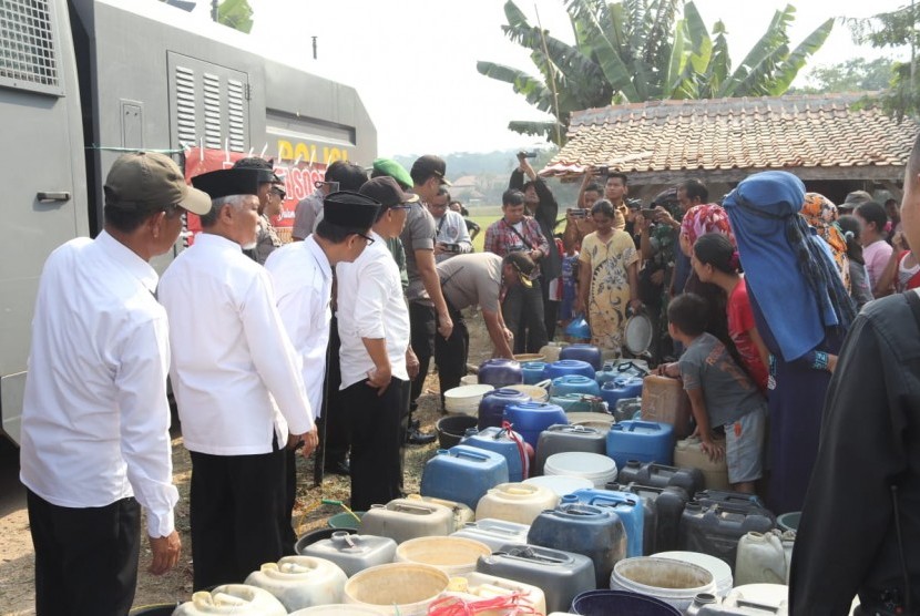 KapolresPurwakarta AKBP Matrius, pimpin pendistribusian air bersih bagi warga di Desa Batutumpang, Kecamatan Tegalwaru, yang terdampak kekeringan, Selasa (2/7).