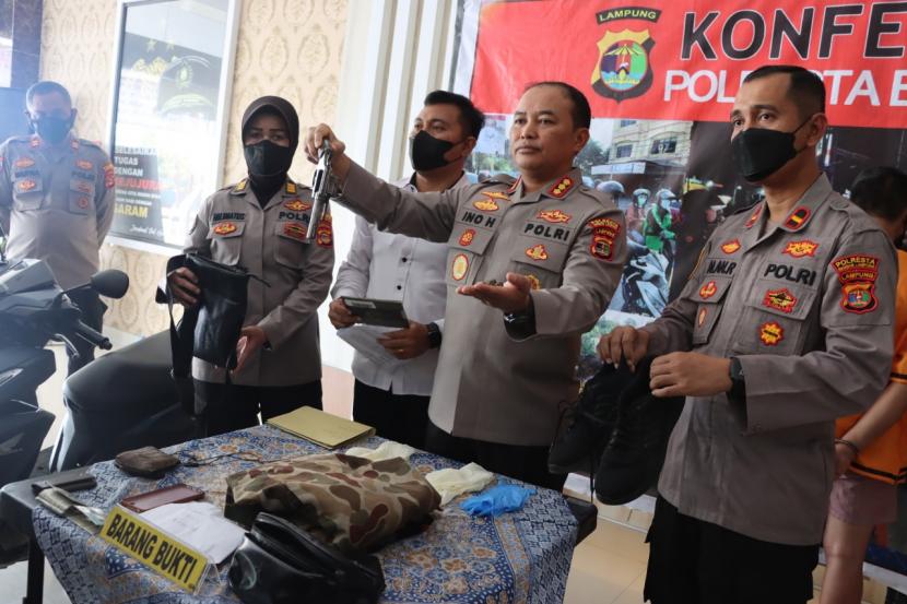Kapolresta Bandar Lampung, Kombes Pol Ino Heriano saat rilis kasus curas pelaku menggunakan  senjata api.