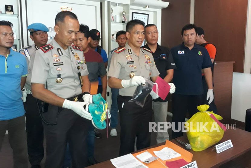 Kapolresta Bandara, Kombes Pol Akhmad Yosep Gunawan merilis barang bukti penemuan jenazah bayi pada maskapai Etihad di Polresta Bandara, Ahad (7/1).