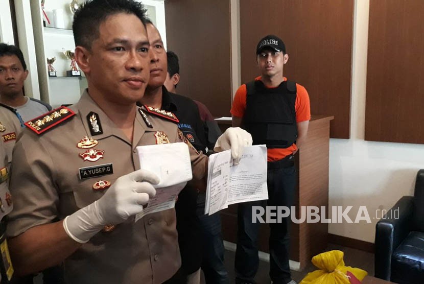 Kapolresta Bandara, Kombes Pol Akhmad Yosep Gunawan merilis barang bukti penemuan jenazah bayi pada maskapai Etihad di Polresta Bandara, Ahad (7/1).