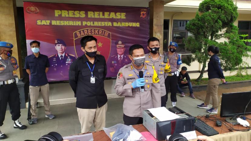 Kapolresta Bandung, Kombes Pol Hendra Kurniawan memberikan keterangan pers.