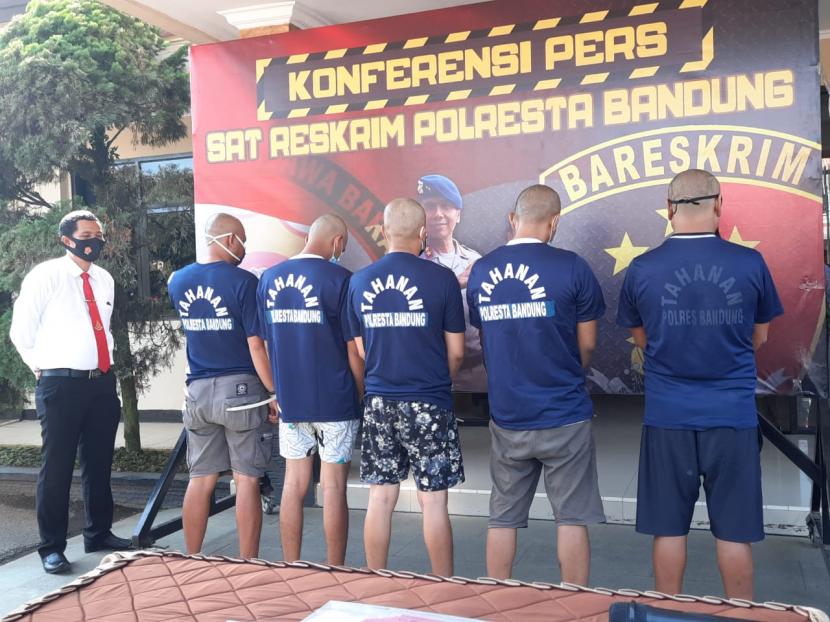 Kapolresta Bandung, Kombes Pol Hendra Kurniawan mengungkapkan kasus penganiayan dan pembakaran di Mapolresta Bandung, Soreang, Kabupaten Bandung, Senin (16/11). Polisi menangkap lima orang pelaku pengeroyokan dan dua orang pelaku pembakaran