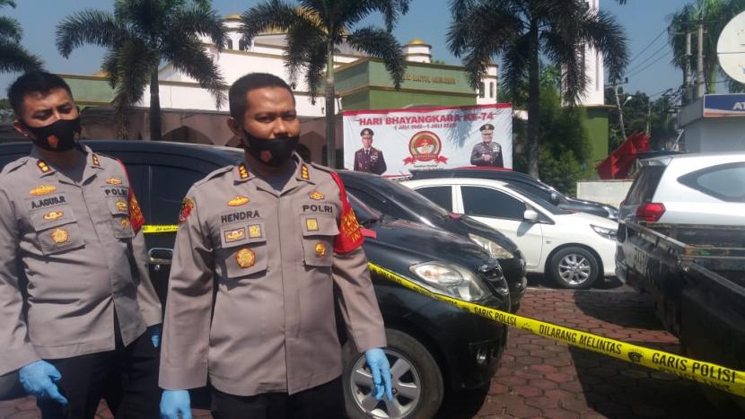 Kapolresta Bandung, Kombes Pol Hendra Kurniawan tengah memperlihatkan barang bukti kejahatan berupa kendaraan-kendaraan roda empat. Dua pelaku kejahatan berinisial FH dan TA memalsukan dokumen STNK dan BPKB, Senin (29/6).