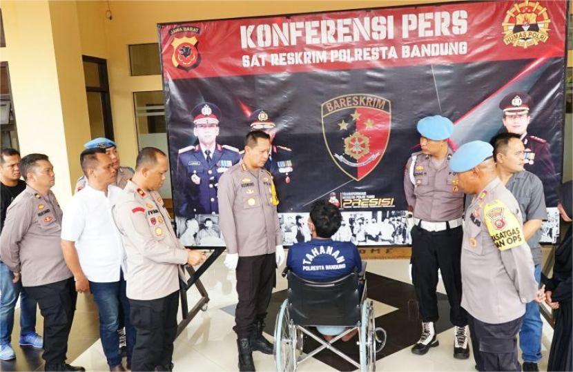 Kapolresta Bandung, Kombes Kusworo mengungkapkan kasus pembunuhan di Mapolresta Bandung, Kabupaten Bandung, Jawa Barat, Rabu (29/5/2024).