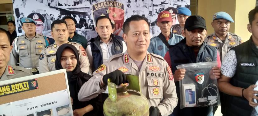 Kapolresta Bandung Kombes Pol Kusworo Wibowo menunjukkan barang bukti tabung gas yang digunakan untuk memukul kepala korban N di sebuah villa di Pangalengan.