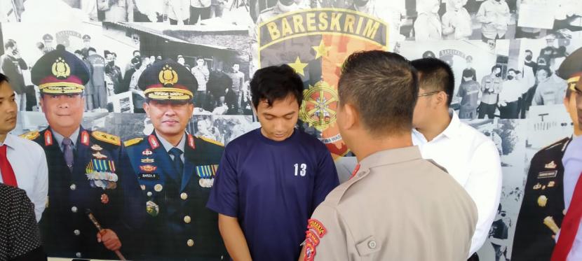 Kepala Polresta (Kapolresta) Bandung Kombes Pol Kusworo Wibowo menginterogasi RH, tersangka kasus pelecehan perempuan, di Markas Polresta Bandung, Senin (16/1/2023).
