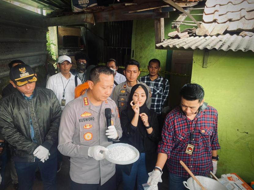 Kepala Polresta (Kapolresta) Bandung Kusworo Wibowo menjelaskan tentang penggerebekan rumah pembuat narkoba jenis sabu-sabu di Ciwidey, Kabupaten Bandung, Provinsi Jawa Barat, Kamis (19/1/2023). 