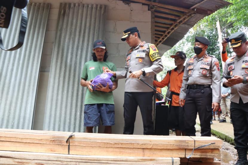 Kapolresta Banyumas Kombes Pol Edy Suranta Sitepu memberikan bantuan sosial berupa material bangunan dan paket sembako kepada korban bencana tanah longsor di Desa Binangun Kec. Banyumas, Jum