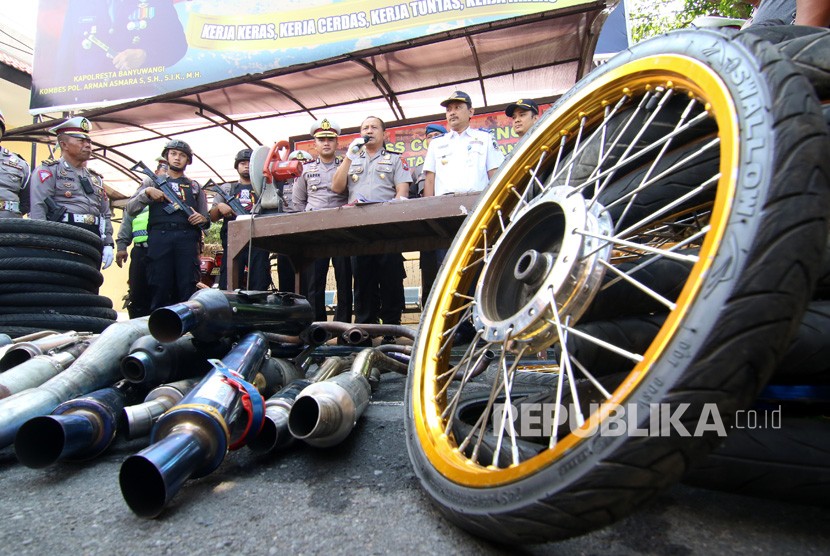 Polisi menggelar rilis hasil operasi penangkapan balap liar kepada media (ilustrasi).