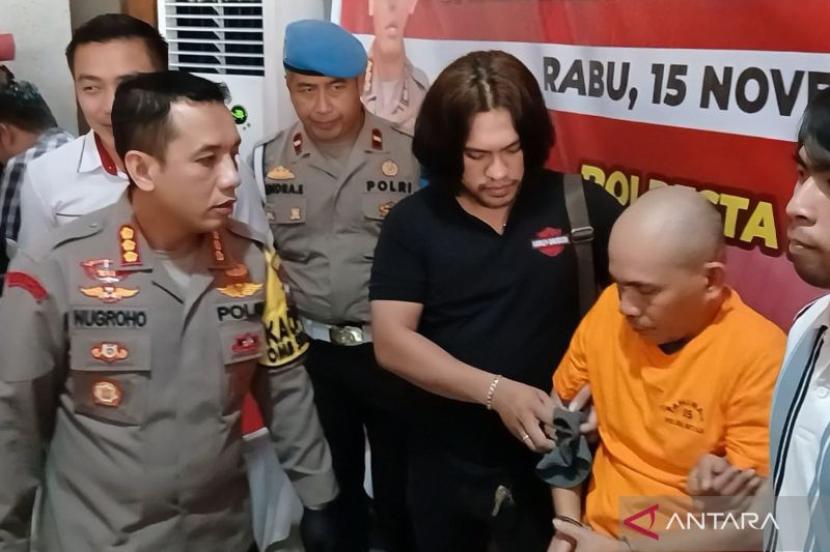Kapolresta Barelang Kombes Pol. Nugroho Tri Nuryanto dalam rilis tersangka pembunuhan mantan direktur RSUD Padang Sidempuan di Kota Batam, Kepulauan Riau, Rabu (15/11/2023).