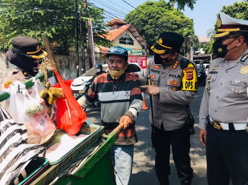 Kapolresta Bogor Kota, Kombes Pol Susatyo Purnomo Condro membujuk tukang sayur yang melintas untuk divaksinasi Covid-19, Rabu (28/7). 