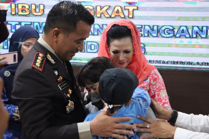 Kapolresta Cirebon, Kombes Pol Arif Budiman mempertemukan anak dan ibu kandung di Ruang Vicon Tunggal Panaluan Mapolresta Cirebon, Sabtu (1/10/2022). Suasana haru pun langsung menyelimuti.