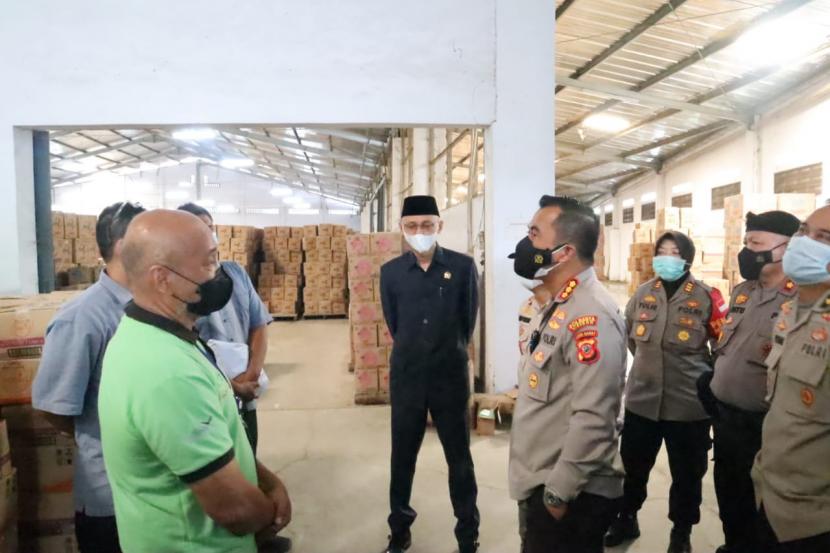 Kapolresta Cirebon, Kombes Pol Arif Budiman, mempimpin pengecekan ketersediaan minyak goreng di wilayah hukum Polresta Cirebon, Selasa (15/3/2022). 