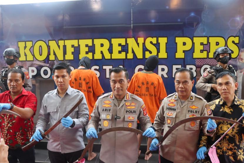 Kapolresta Cirebon Kombes Pol Arif Budiman menunjukkan barang bukti kasus penganiayaan yang dilakukan anggota geng konten, saat konferensi pers pengungkapan kasus di Markas Polresta Cirebon, Jumat (6/1/2023). 