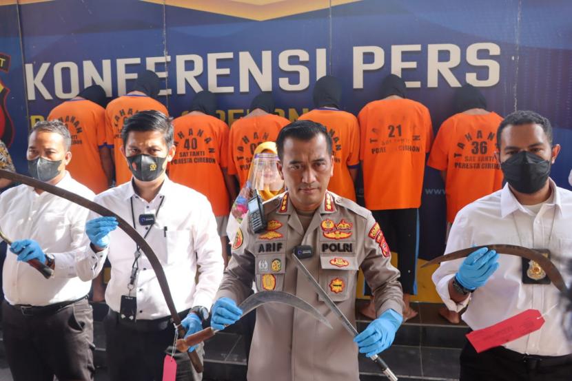 Kapolresta Cirebon, Kombes Pol Arif Budiman, saat menunjukkan barang bukti yang digunakan pelaku dalam kasus pembacokan montir bengkel.