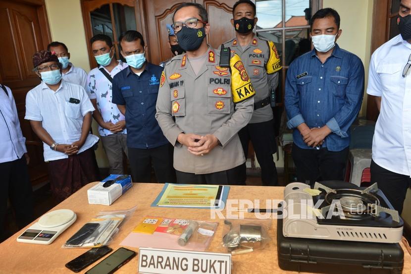 Kapolresta Denpasar AKBP Bambang Yugo Pamungkas (tengah) menyampaikan keterangan pers saat pengungkapan kasus industri rumahan kue yang mengandung narkotika narkotika di kawasan Panjer, Kota Denpasar, Provinsi Bali, Rabu (6/4/2022).