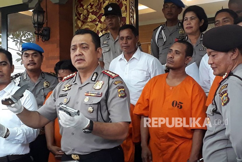 Kapolresta Denpasar, Kombes Pol Hadi Purnomo memaparkan kasus penangkapan kader Partai Gerindra yang juga Wakil Ketua DPRD Provinsi Bali, Komang Swastika di Mapolresta Denpasar, Senin (6/11).