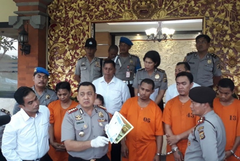 Kapolresta Denpasar, Kombes Pol Hadi Purnomo memaparkan kasus penangkapan kader Partai Gerindra yang juga Wakil Ketua DPRD Bali, Komang Swastika di Mapolresta Denpasar, Senin (6/11)