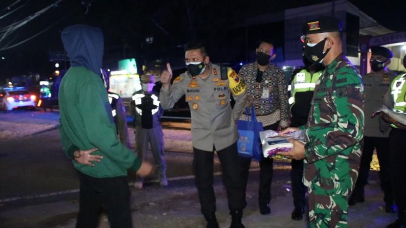 Kapolresta Malang Kota AKBP Budi Hermanto (tengah) bersama tim operasi yustisi PPKM Darurat Kota Malang memberikan sosialisasi kepada masyarakat.