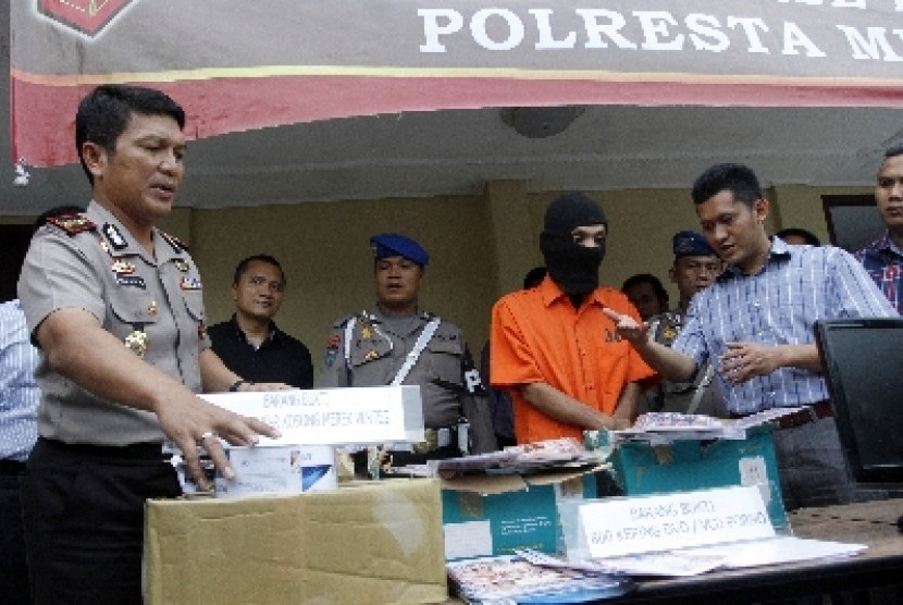 Kapolresta Medan Kombes Nico Afinta didampingi Kasat Reskrim Kompol Wahyu Istanto Bram (kanan).