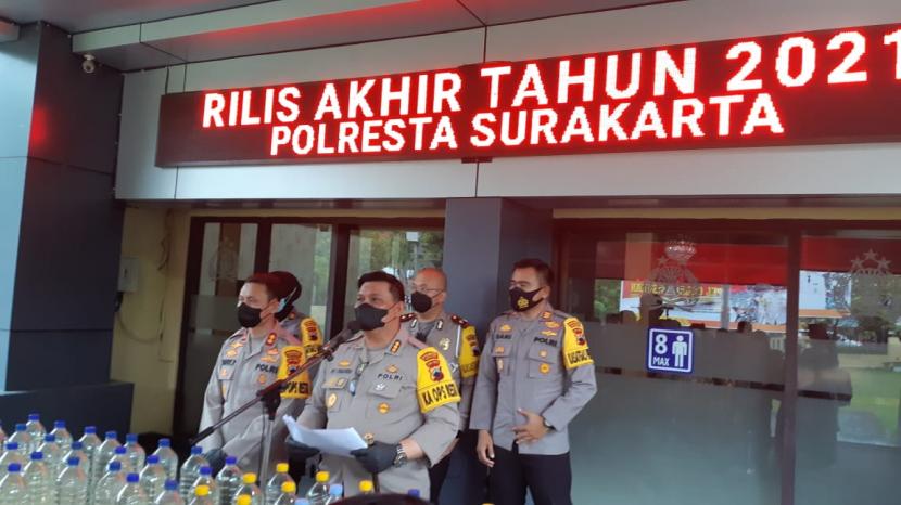 Kapolresta Solo, Kombes Pol Ade Safri Simanjuntak, memaparkan data kejahatan selama 2021 saat jumpa pers akhir tahun di Mapolresta Solo, Jawa Tengah, Kamis (30/12).