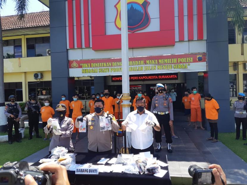 Kapolresta Solo, Kombes Pol Ade Safri Simanjuntak, saat jumpa pers pengungkapan kasus narkotika di Mapolresta Solo, Jumat (23/4). 