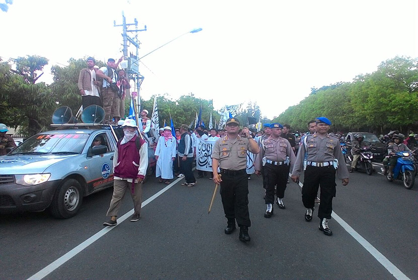 Kapolresta Surakarta, Kombespol Ahmad Lutfi terjun langsing mengawal masa yang melakukan demonstrasi bela Al Quran di Solo pada Jumat (4/11) siang. 