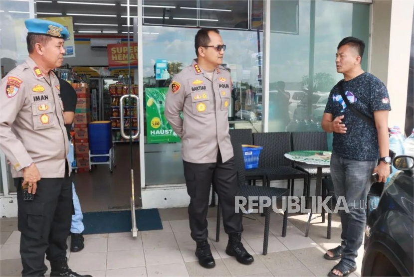 Kapolresta Tangerang Kombes Baktiar Joko Mujiono meninjau tempat kejadian perkara (TKP) penembakan di di rest area KM45 Tol Jakarta-Merak pada Kamis (2/1/2025).