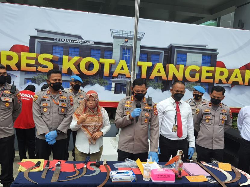Kapolresta Tangerang Kombes Zain Dwi Nugroho (tengah) merilis kasus pengungkapan geng motor yang hendak tawuran di wilayah Kabupaten Tangerang, Provinsi Banten, Senin (10/1/2022). Sebanyak 28 orang diamankan, 16 orang diantaranya ditetapkan sebagai tersangka